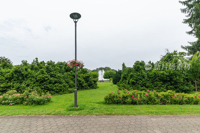 美丽正式的花园，公园与树木，灌木，鲜花和建筑在医疗保健中心Banja Koviljaca，休闲，残疾和假期